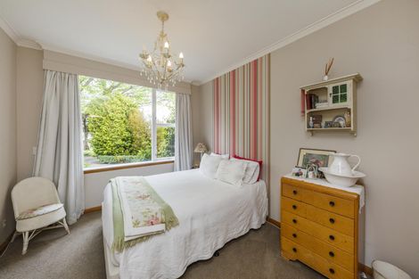 Photo of property in 12 Innes Place, Roslyn, Palmerston North, 4414