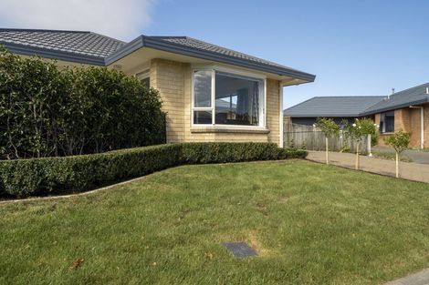 Photo of property in 17 Crown Hill, Paraparaumu, 5032