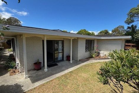 Photo of property in 28 Rewarewa Crescent, Waikanae, 5036
