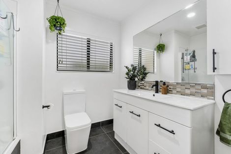 Photo of property in 2/22 Merton Avenue, Glenfield, Auckland, 0627