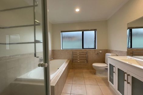 Photo of property in 16 Middlefield Drive, East Tamaki Heights, Auckland, 2016