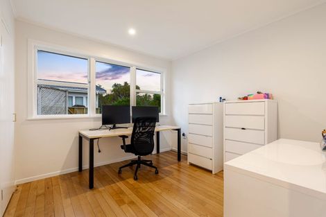 Photo of property in 24 Gill Avenue, Te Atatu Peninsula, Auckland, 0610