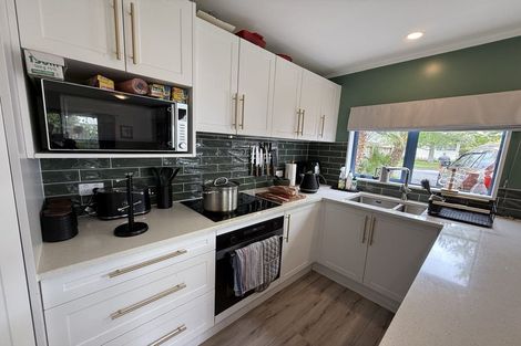 Photo of property in 2 Parma Place, Henderson, Auckland, 0612
