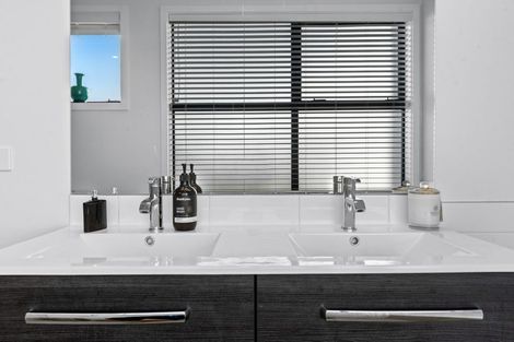 Photo of property in 4 Marine Parade, Hobsonville, Auckland, 0616