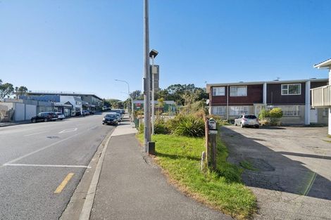 Photo of property in 2/210 Newlands Road, Newlands, Wellington, 6037