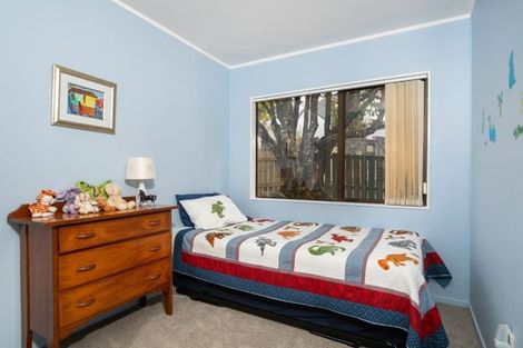 Photo of property in 7 Juneau Place, Glendene, Auckland, 0602