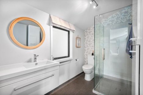 Photo of property in 4 Kahu Road, Paremata, Porirua, 5024