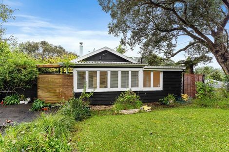 Photo of property in 20 Harrybrook Road, Green Bay, Auckland, 0604