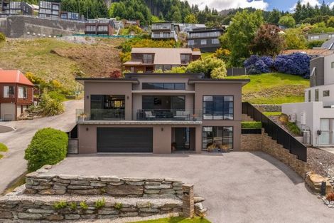 Photo of property in 70 Wynyard Crescent, Fernhill, Queenstown, 9300