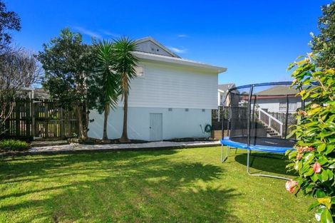 Photo of property in 4 Rook Place, Unsworth Heights, Auckland, 0632