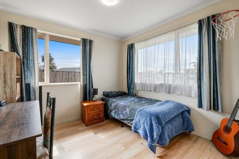 Photo of property in 17 Aitkenhead Court, Parakai, 0830