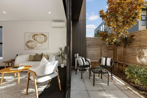 Photo of property in 2/20 Trent Street, Island Bay, Wellington, 6023