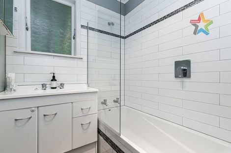 Photo of property in 10 Innes Way, Newlands, Wellington, 6037