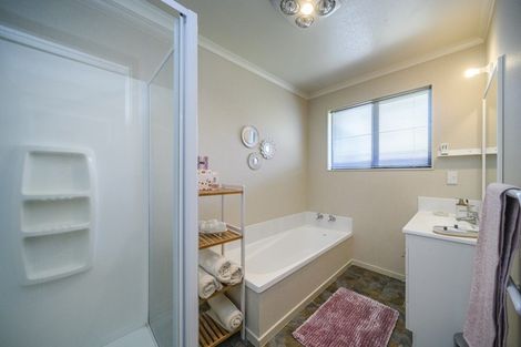 Photo of property in 76 Geneva Terrace, Kelvin Grove, Palmerston North, 4414