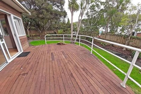 Photo of property in 14 La Roche Place, Northcote, Auckland, 0627