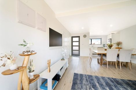 Photo of property in 43 Eileen Newey Place, Henderson, Auckland, 0612