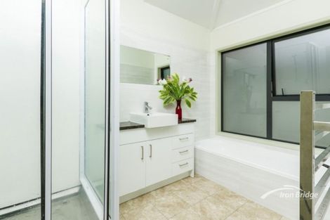 Photo of property in 4/431 East Coast Road, Mairangi Bay, Auckland, 0630