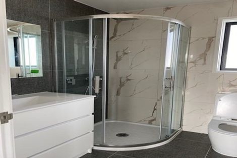 Photo of property in 20 Karoro Road, One Tree Point, 0118