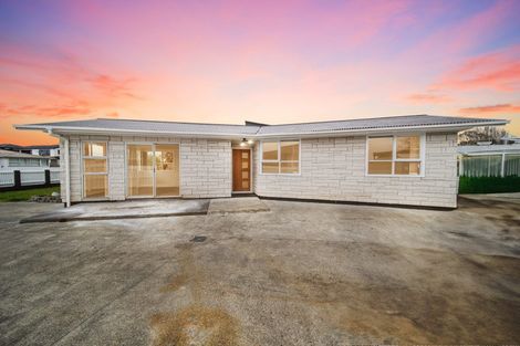Photo of property in 4 Convair Crescent, Mangere, Auckland, 2022