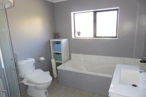 Photo of property in 100 Amesbury Drive, Churton Park, Wellington, 6037