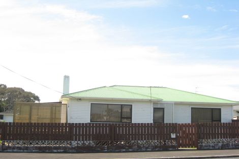 Photo of property in 33 Morley Street, New Plymouth, 4310