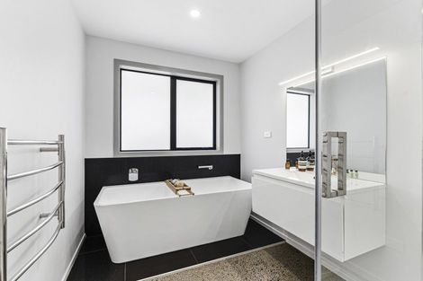 Photo of property in 9 Frederick Place, Whalers Gate, New Plymouth, 4310