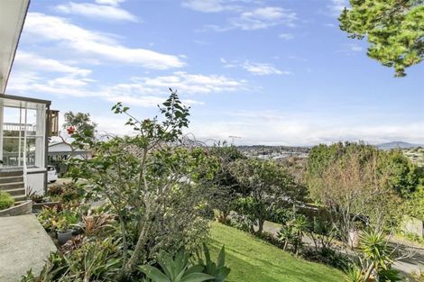 Photo of property in 603 Glenfield Road, Totara Vale, Auckland, 0629