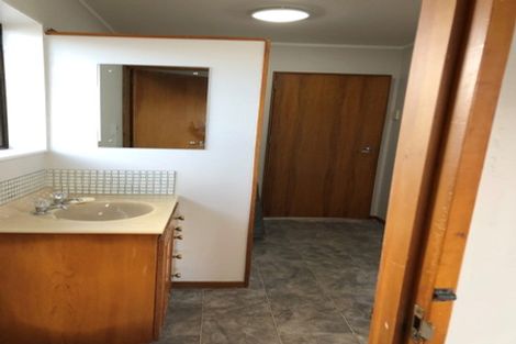 Photo of property in 28a Renata Crescent, Te Atatu Peninsula, Auckland, 0610