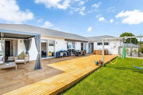 Photo of property in 16 Walter Ruddock Avenue, Kumeu, 0810