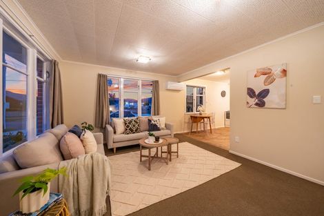 Photo of property in 1/6 Oxford Crescent, Ebdentown, Upper Hutt, 5018