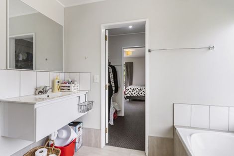 Photo of property in 17 Oakmont Place, Wattle Downs, Auckland, 2103