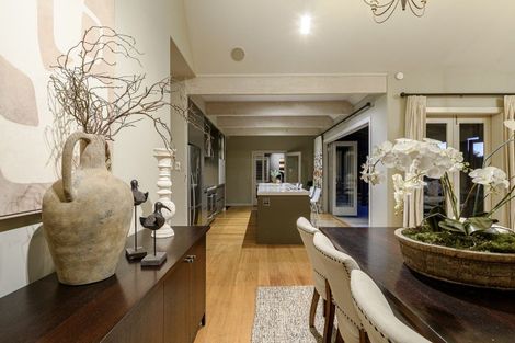 Photo of property in 247 Devonport Road, Tauranga, 3110