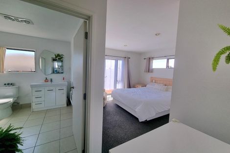 Photo of property in 96 Mcleod Road, Te Atatu South, Auckland, 0610
