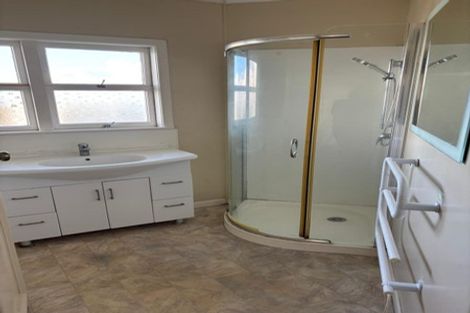 Photo of property in 465 Glenfield Road, Glenfield, Auckland, 0629