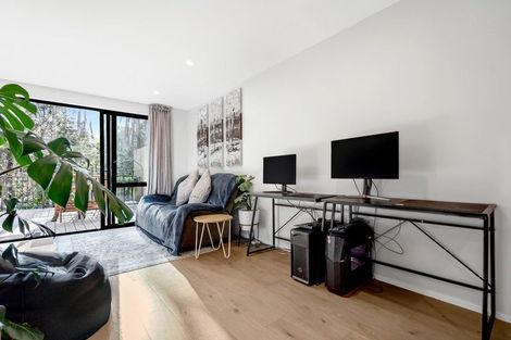 Photo of property in 27 Tokai Place, Glen Eden, 0602