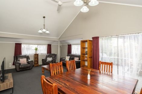 Photo of property in 17 Kentucky Crescent, Nawton, Hamilton, 3200