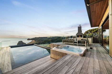 Photo of property in 81 Piha Road, Piha, 0772