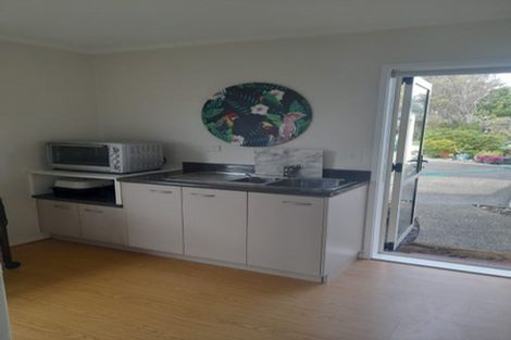 Photo of property in 1409 Whangaparaoa Road, Army Bay, Whangaparaoa, 0930