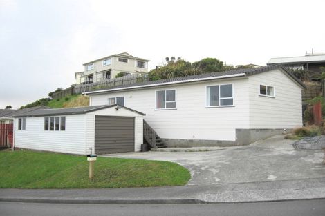 Photo of property in 2 Evesham Place, Newlands, Wellington, 6037