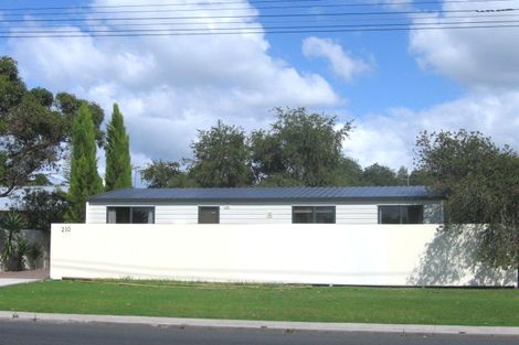 Photo of property in 210 Lake Road, Northcote, Auckland, 0627