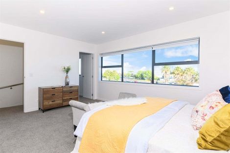 Photo of property in 952b East Coast Road, Northcross, Auckland, 0632