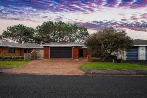 Photo of property in 2/65 Granville Drive, Massey, Auckland, 0614