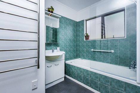 Photo of property in 2/7 Eskdale Road, Birkdale, Auckland, 0626