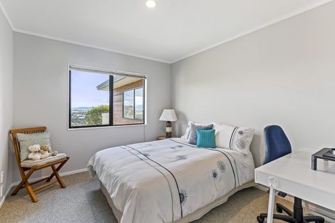 Photo of property in 77 Kakariki Grove, Waikanae, 5036