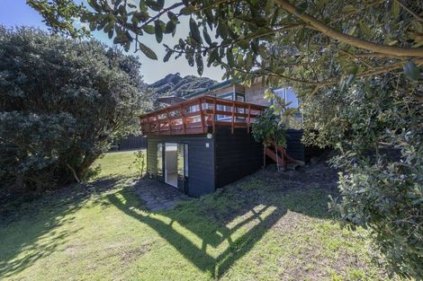 Photo of property in 35 North Piha Road, Piha, 0772