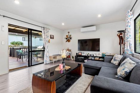 Photo of property in 19 Loughanure Place, Massey, Auckland, 0614