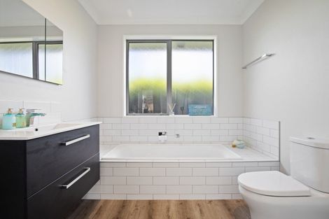 Photo of property in 120 Lisle Farm Drive, Pukekohe, 2120