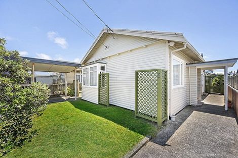 Photo of property in 104 Apu Crescent, Lyall Bay, Wellington, 6022