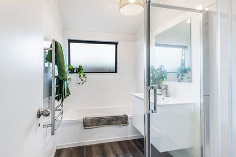 Photo of property in 130 Colwill Road, Massey, Auckland, 0614