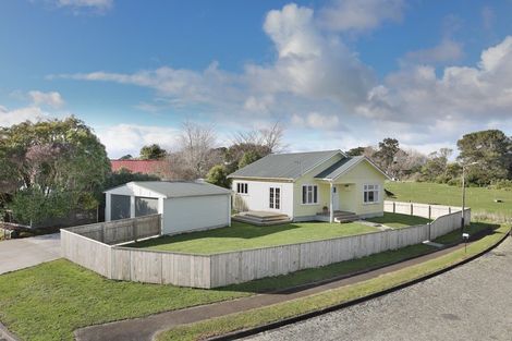 Photo of property in 1 Frood Street, Bulls, 4818